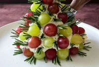 Festive Grape and Cheese Christmas Tree