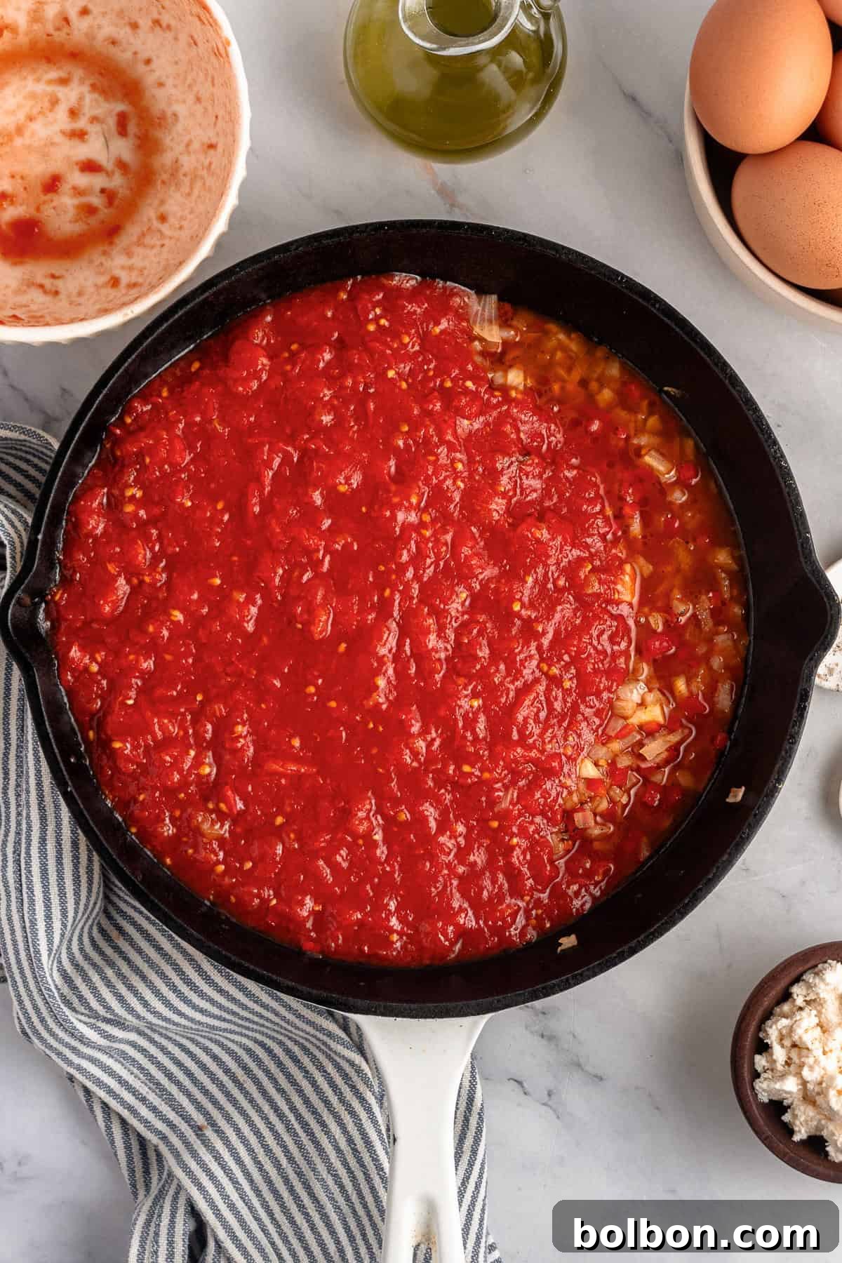 A photo of a skillet with the tomato sauce inside. 