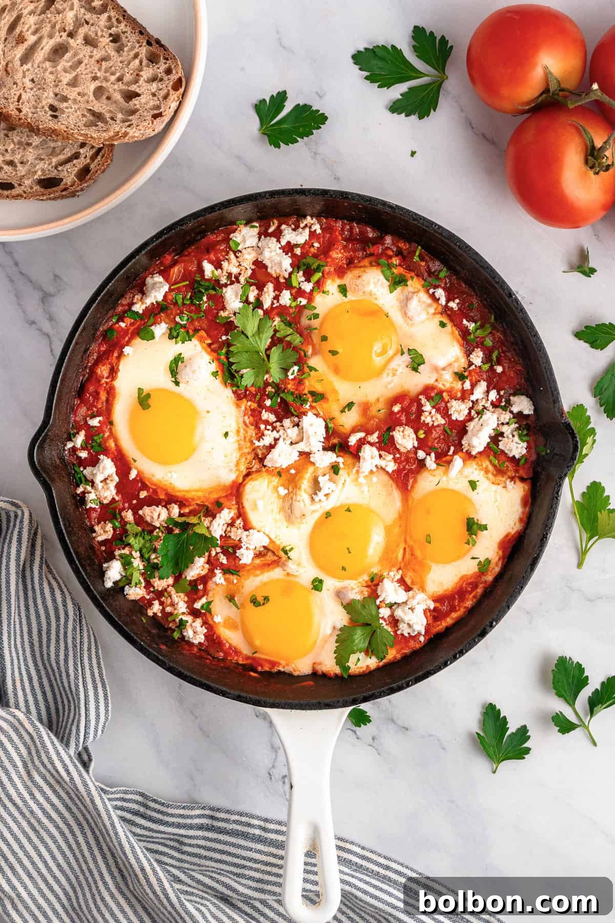 A skillet with the shakshouka fully cooked. 