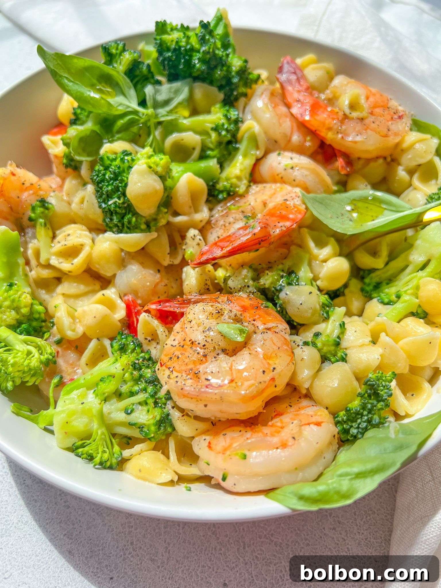 A vibrant bowl of Shrimp and Broccoli Pasta, featuring perfectly cooked shrimp, crisp broccoli florets, and creamy pasta, garnished with fresh herbs.
