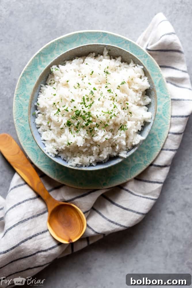 This easy coconut rice makes the perfect side dish for stir fries, curries and more! | Jasmine coconut rice | Coconut Rice recipe | Thai Coconut Rice | Side dish