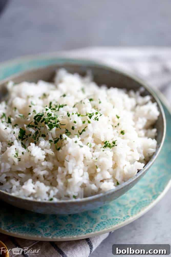 This easy coconut rice makes the perfect side dish for stir fries, curries and more! | Jasmine coconut rice | Coconut Rice recipe | Thai Coconut Rice | Side dish