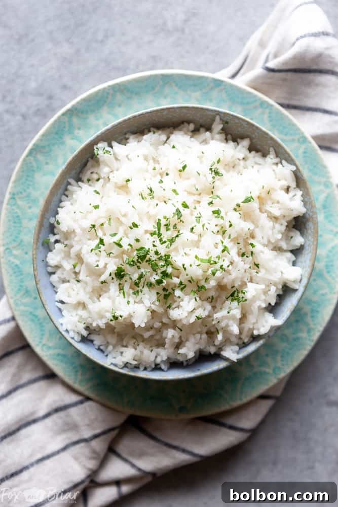 This easy coconut rice makes the perfect side dish for stir fries, curries and more! | Jasmine coconut rice | Coconut Rice recipe | Thai Coconut Rice | Side dish